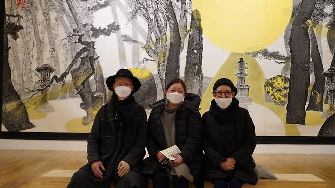 ▲ 박대성 화백(왼쪽 첫번째)과 김수지 교수(가운데)가 솔거미술관을 둘러본 후 기념촬영을 하고 있다. 경주엑스포 제공
