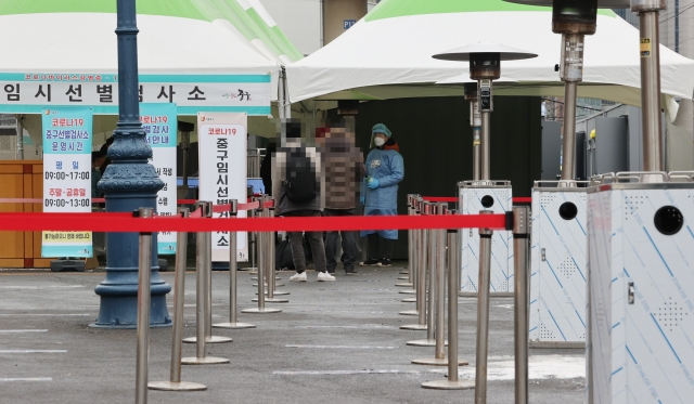 11일 오전 서울역 광장에 마련된 코로나19 임시 선별검사소가 한산한 모습이다. 연합뉴스