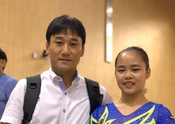 여서정(왼쪽)이 2018년 6월 아버지 여홍철 경희대 교수와 진천국가대표선수촌에서 열린 아시안게임·세계선수권대회 대표 최종 선발전에서 포즈를 취하고 있다. 연합뉴스