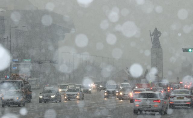 오후 들어 서울 지역에 눈이 내리기 시작한 12일 오후 서울 종로구 세종대로 일대에서 차량들이 눈길을 주행하고 있다. 연합뉴스