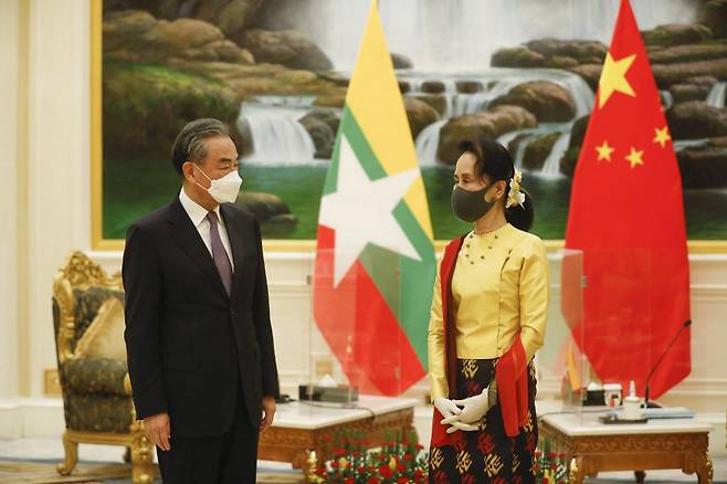 중국의 왕이 외교부장이 11일(현지시간) 미얀마 대통령궁에서 아웅산 수치 국가고문과 마스크를 착용한 채 만나고 있다. /사진=AFP