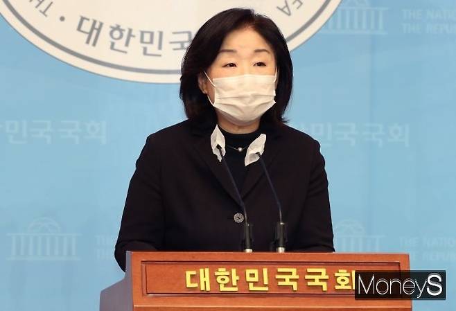 심상정 정의당 의원이 12일 오전 서울 여의도 국회 소통관에서 주거급여 수혜 대상자 확대를 위한 주거급여법 일부 개정법률안 발의 기자회견을 하고 있다. /사진=장동규 기자