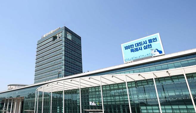 용인시는 12일 정찬민 국회의원이 용인반도체클러스터 상생협약 관련 페이스북에 게시한‘용인농민은 봉, 처인주민은 더 봉’이라는 제목의 글에 대해 상당히 유감스럽다는 입장을 밝혔다. / 사진제공=용인시