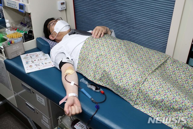 [홍성=뉴시스] 충남도 공무원들이 헌혈행사에 동참하고 있는 가운데 양승조 지사가 팔을 걷고 헌혈을 하고 있다.