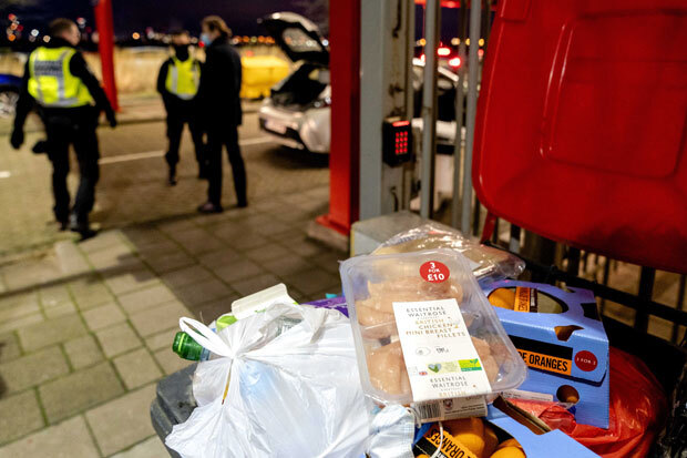 6일(현지시간) 네덜란드 세관원들이 후크반홀란드 항구를 통해 들어온 영국발 입항자들에게서 압수한 음식이 쓰레기통에 버려져 있다./사진=EPA 연합뉴스