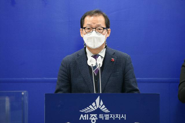 세종테크노파크 김현태 원장이 ‘2030 미래먹거리산업 마스터플랜’에 대해 브리핑을 하고 있다. 사진제공=세종시