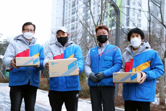 CJ대한통운 블루택배 관계자들이 기념촬영을 하고있다./사진제공=CJ대한통운