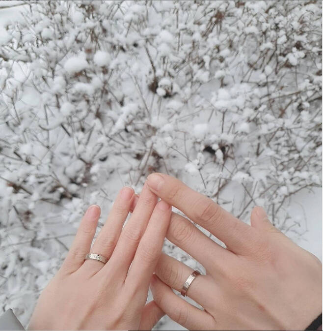 심은진은 12일 오후 자신의 SNS를 통해 “오늘 2021년 1월12일부로 전승빈씨와 서로의 배우자가 되었다”고 결혼을 알렸다. 사진 SNS