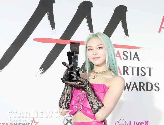 가수 알렉사가  2020 Asia Artist Awards(2020 아시아 아티스트 어워즈, 2020 AAA)에서 AAA 포커스상을 수상한 뒤 포즈를 취하고 있다.  / 사진=김창현 기자 chmt@