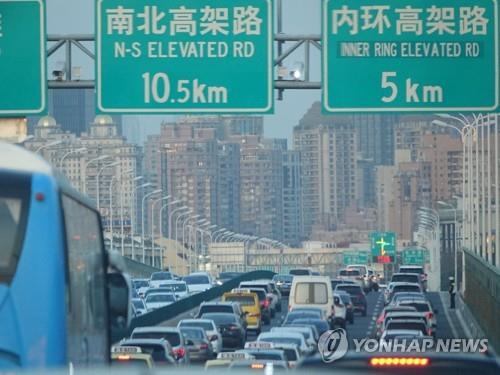 차량 가득한 중국 상하이의 고가도로 [촬영 차대운]