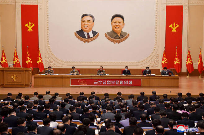 북한이 노동당 8차 대회를 7일째 이어가는 가운데 11일 군사, 공업, 농업 등 부문별 협의회를 진행했다고 12일 조선중앙통신이 보도했다(사진=평양 조선중앙통신/연합뉴스).