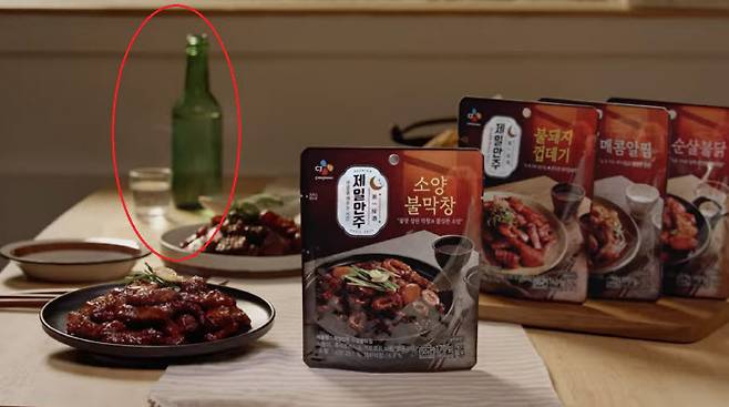 CJ제일제당 ‘제일식당’ 광고에 등장한 소주병과 소주잔(빨간 원).(사진=광고 갈무리)