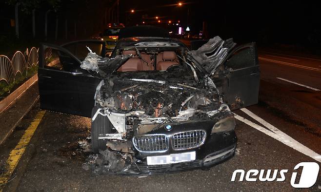 12일 하남시 미사대로 광주방향으로 달리던 BMW 520D에서 불이 났다. 이번 차량은 2015년식 모델로 리콜 대상으로 조사됐다.(하남소방서 제공) 2018.8.13/뉴스1