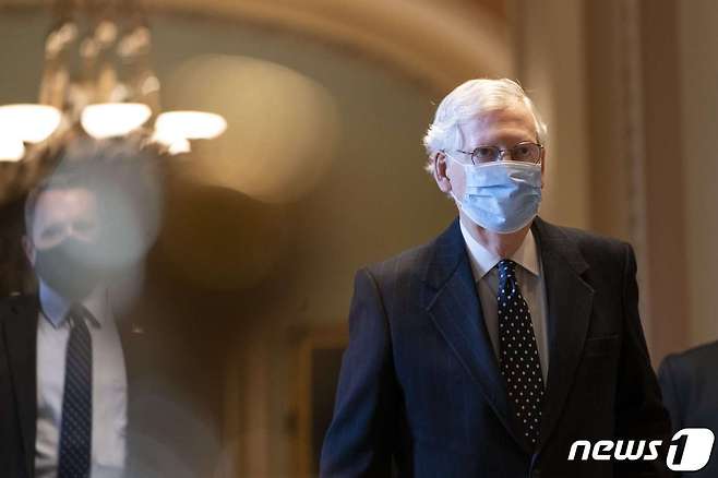 마스크를 착용한 미치 매코널 미국 공화당 상원 원내대표. © AFP=뉴스1