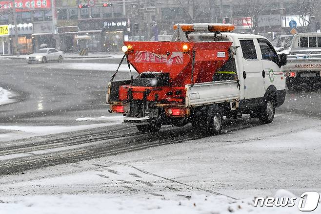 도로 위 쌓인 눈을 제거하고 있는 제설 차량. © 뉴스1