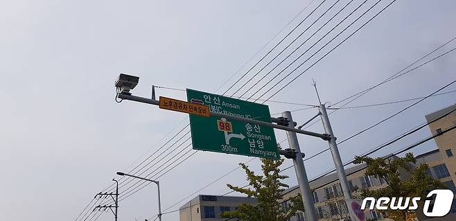 (경기=뉴스1) 진현권 기자 = 경기도는 ‘미세먼지 계절관리제’ 시행 첫 달인 지난해 12월 도내 배출가스 5등급 차량 운행제한 단속을 실시한 결과, 1만5373대의 위반 차량을 적발했다고 13일 밝혔다.(경기도 제공) /© 뉴스1