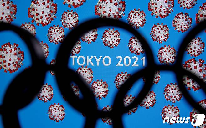 신종 코로나바이러스와 올해 일본 도쿄올림픽 로고를 형상화한 이미지 <자료사진> © 로이터=뉴스1