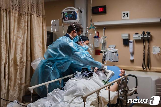 미국 캘리포니아주 애플밸리 소재 세인트메리병원에서 의료진이 코로나19 환자를 돌보고 있다. © AFP=뉴스1