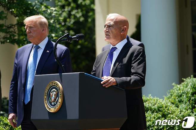 도널드 트럼프 미국 대통령(왼쪽)과 몬시프 슬라우이 백악관 수석고문 © AFP=뉴스1