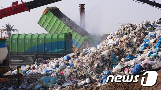 인천시 서구 수도권매립지에서 관계자들이 쓰레기 매립 작업을 하고 있는 모습. /뉴스1DB