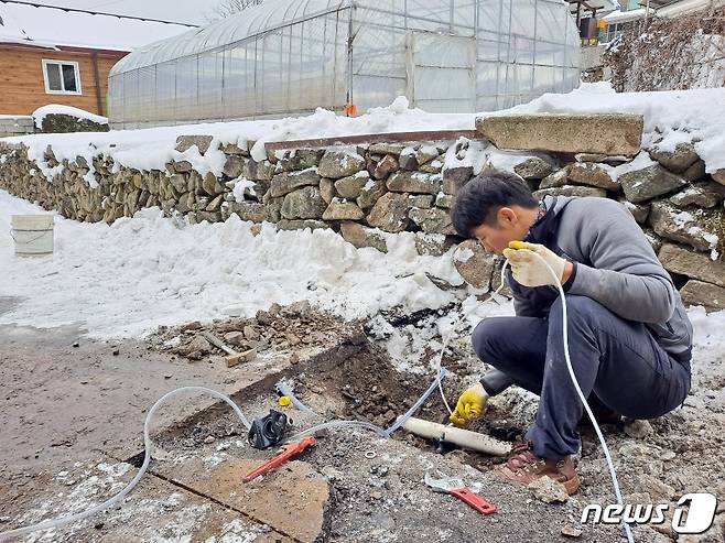 임실군은 상수도팀 4명과 대행업소 10개소 등 긴급 보수반을 투입, 신속하게 긴급 보수를 추진했다. 계량기 동파가 발생한 경우 무상으로 계량기 교체를 지원했다.(임실군 제공)2021.1.13/© 뉴스1