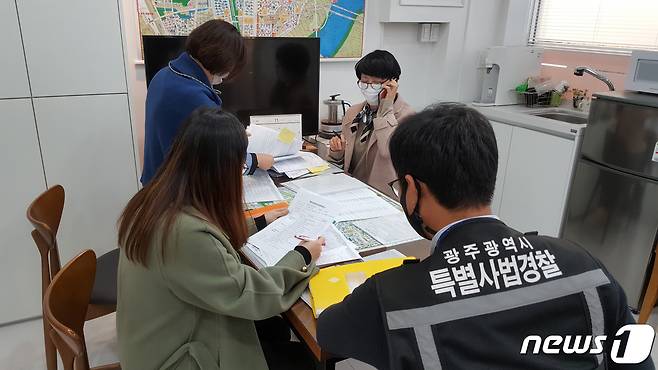 광주시 특별사법경찰관과 구청 공무원이 지난해 11월 23일 광주 남구 봉선동 일대 중개업소를 점검하고 있다. /뉴스1 © News1