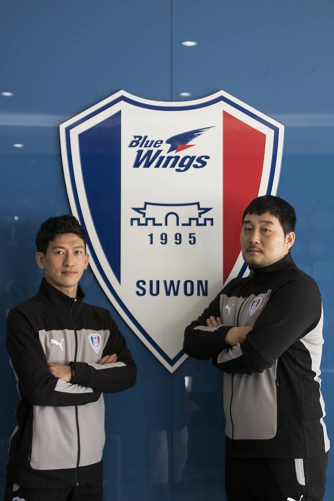친정에 코치로 복귀한 김대환 GK 코치(오른쪽)와 오장은 코치 (수원 제공)© 뉴스1