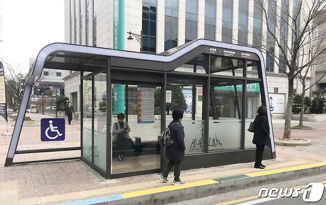 미세먼지 쉼터를 설치한 버스정류장.(광주시 제공)2021.1.13/뉴스1 © News1