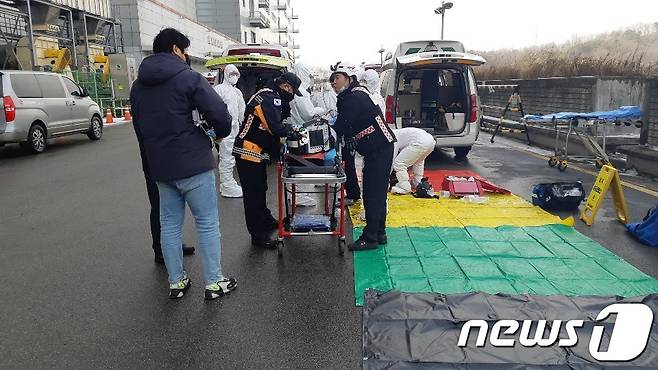 13일 오후 2시 20분께 경기 파주시 월롱면 LG디스플레이 공장에서 화학물질 유출사고가 발생해 6명이 부상을 입었으며, 이중 2명이 심정지로 심폐소생술을 실시했다. 출동한 구급대원들이 환자를 이송하고 있다. (경기북부소방재난본부 제공) /© News1 박대준 기자