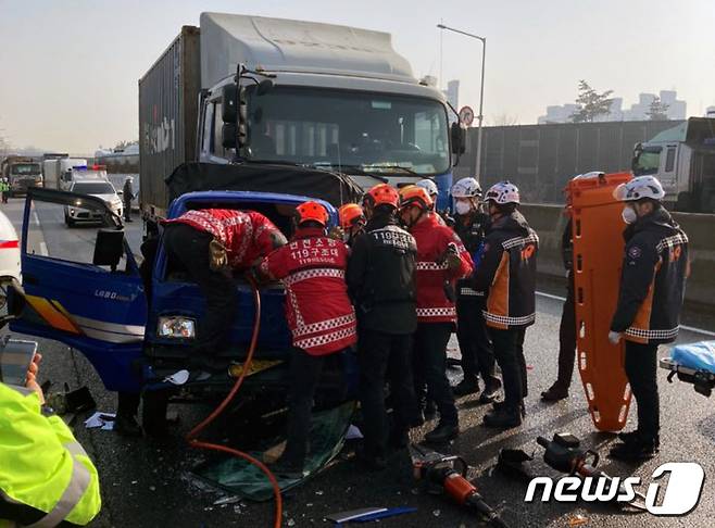 (인천=뉴스1) 정진욱 기자 = 13일 오전 10시 48분쯤 제2경인고속도로 남동 IC 인근에서 화물차간 3중 추돌 사고가 발생했다. 소방대원들이 구조활동을 벌이고 있다.(인천공단소방서 제공)2021.1.13/뉴스1 © News1 정진욱 기자