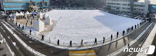 13일 경기도 수원시 팔달구 경기도청에서 공무원들이 신종 코로나바이러스 감염증(코로나19) 검사를 받기 위해 줄을 길게 서 있다. 경기도는 19일까지 일주일간 도청 및 산하공공기관 전직원 1만2000여명에 대해 선제적인 코로나19 전수조사를 실시한다. (파노라마 촬영) 2021.1.13 /뉴스1 © News1 이재명 기자