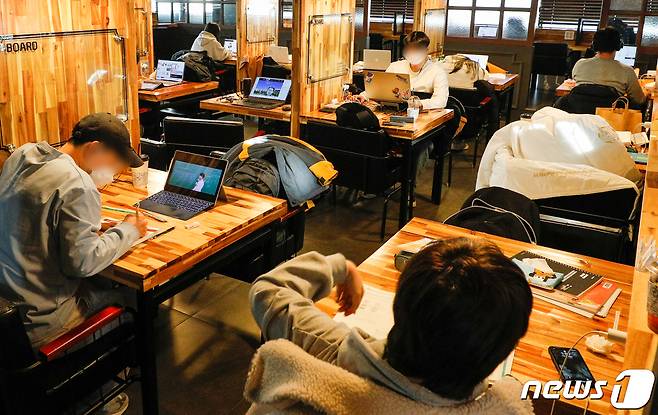서울시내 한 스터디 카페에서 마스크를 쓴 학생들이 공부하고 있다. 2020.12.2 /뉴스1 © News1 안은나 기자