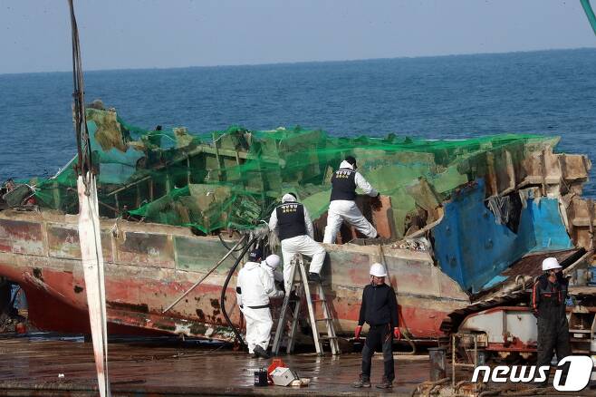 진나 4일 제주 해상에서 전복사고가 발생한 어선 32명민호(39톤·한림선적)의 선미(배 뒷부분) 인양 작업이 완료됐다. 2021.1.4/뉴스1 © News1 오현지 기자