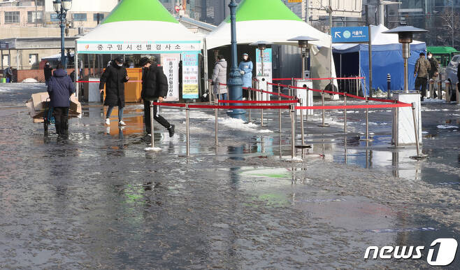 13일 서울역 광장에 마련된 임시선별진료소가 전날 내린 폭설로 다소 통행이 어려운 모습을 보인 채로 한산하다. 2021.1.13/뉴스1 © News1 이성철 기자