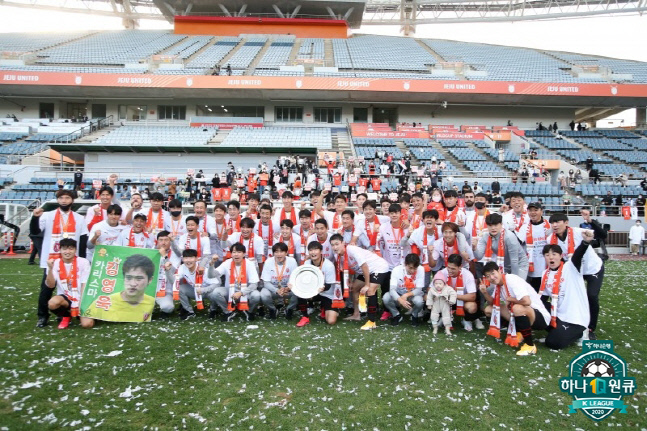 제주 선수단이 지난해 11월 K리그2 우승을 확정한 뒤 세리머니를 펼치고 있다. 제공 | 한국프로축구연맹