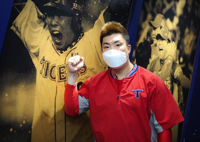 KIA 새 주장으로 선임된 나지완이 구장에 설치된 2009년 끝내기 홈런 당시 환호하던 사진 앞에서 파이팅을 외치고 있다. 제공=KIA 타이거즈