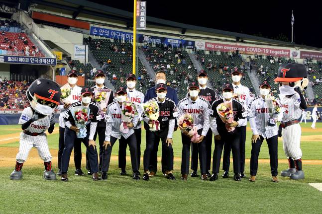 잠실구장에서 기념 촬영에 임한 2021년 LG 입단 신인들. | LG 트윈스 제공
