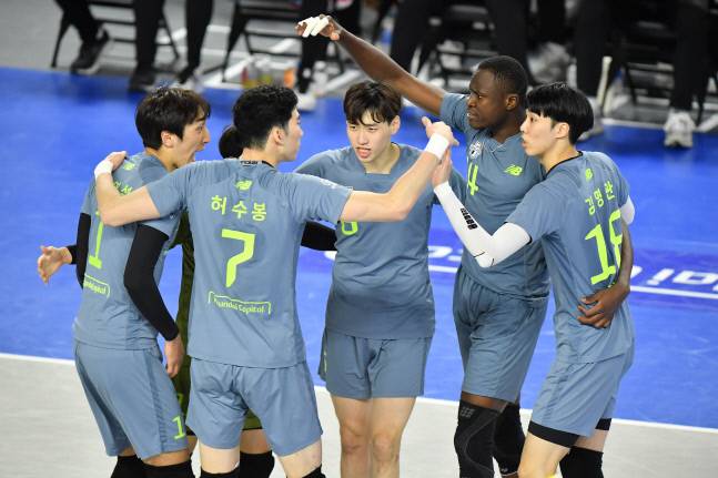 현대캐피탈 선수들이 13일 천안유관순체육관에서 열린 V리그 남자부 삼성화재와 경기에서 득점 후 함께 기뻐하고 있다. 제공 | 한국배구연맹