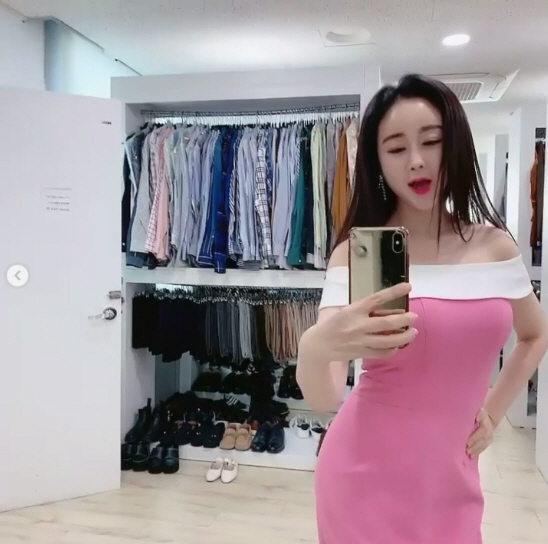 Broadcaster So-won Ham has been showing off her slender figure.On the 13th, So-won Ham posted a short video with his article # Home Shopping BTS through his Instagram.In the public image, So-won Ham, who is wearing a pink dress and boasts a perfect body, is included.So-won Ham, in particular, boasts a perfect S-line body and says, How Gurnee Mills, Gurnee Mills.This body is what Gurnee Mills was laughing at.Meanwhile, So-won Ham and Evolution are appearing on the TV ship The Taste of Wife in 2018 marriage, over the age gap of 18 years old.