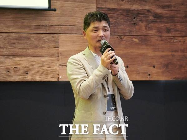 카카오가 기업의 디지털 책임(CDR)을 실천하기 위해 적극적으로 움직인다. 사진은 김범수 카카오 의장. /카카오 제공