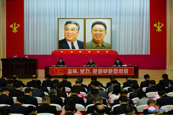 북한이 노동당 8차 대회를 7일째 이어가는 가운데 11일 군사, 공업, 농업 등 부문별 협의회를 진행했다고 12일 조선중앙통신이 보도했다. <사진=연합뉴스>