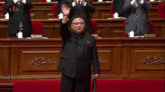 북한 조선중앙TV는 지난 12일 평양에서 노동당 제8차 대회가 폐막했다고 13일 보도했다. 김정은 당 총비서가 박수를 받으며 당대회 참석자들에게 손을 흔들고 있다. <사진=조선중앙TV 화면 캡쳐>