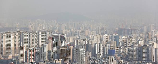 새해 들어 서울에서 이뤄진 아파트 거래의 절반 이상이 신고가(新高價)를 경신하거나 최고가격 거래인 것으로 나타났다./연합뉴스