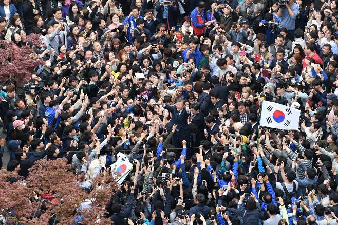 2017년 4월 18일 당시 문재인 더불어민주당 대통령후보가 전북 전주 전북대학교 앞에서 지지자들에 둘러쌓여 유세를 하고있다. /이덕훈 기자