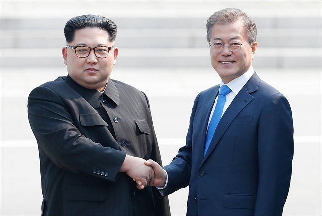 2018년 4월 26일 남북정상회담에서 문재인 대통령과 김정은 북한 국무위원장이 악수를 하고 있다.ⓒ한국공동사진기자단