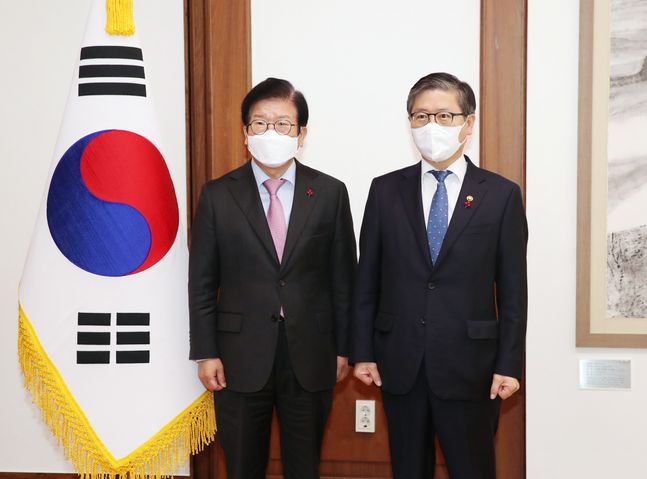 박병석 국회의장(왼쪽)이 13일 오전 서울 여의도 국회 의장집무실에서 예방한 변창흠 국토교통부 장관과 기념촬영을 하고 있다.ⓒ연합뉴스