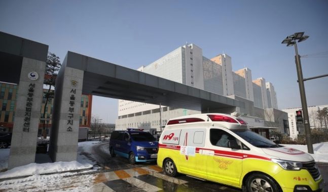 13일 오전 생활치료센터로의 이송 등을 위한 구급차가 서울 동부구치소를 나서고 있다.ⓒ연합뉴스