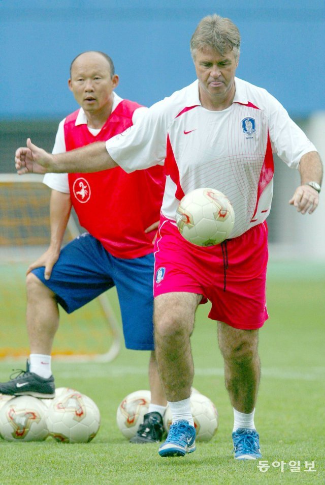 2002 한일월드컵 당시 박항서 감독(왼쪽)은 수석코치로 거스 히딩크 감독을 보좌해 한국의 4강 신화를 이끌었다. 동아일보DB
