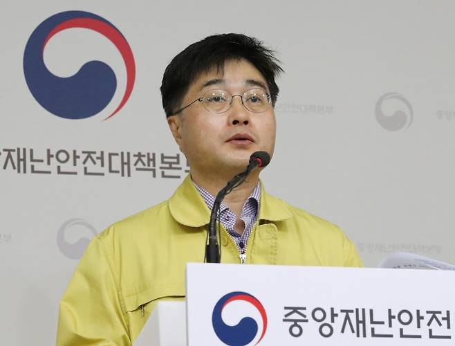 윤태호 중앙사고수습본부 방역총괄반장이 정례브리핑을 진행하고 있다. 연합뉴스 제공