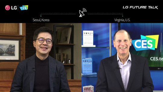 박일평(왼쪽) LG전자 사장과 게리 샤피로 CTA(미국소비자기술협회) CEO가 12일(미국 현지시간) 진행된 LG 미래기술대담에서 대화를 나누고 있다. <LG전자 제공>